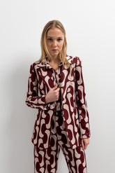 Blazer con Estampado Geométrico en Tonos Vino y Crudo: Elegancia Moderna